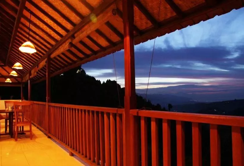 בית מלון כפרי Munduk Sari Garden Villa