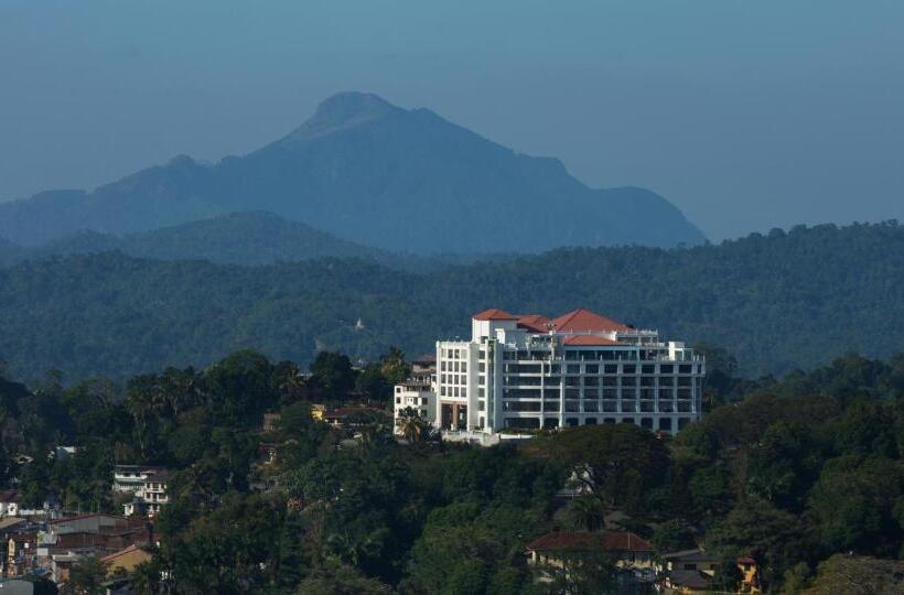 فندق The Grand Kandyan