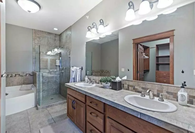 Hotelli Fabulous Riverstone Retreat