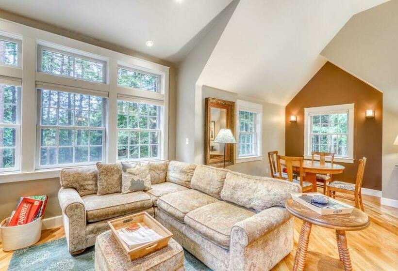 فندق Serene Redwood Retreat