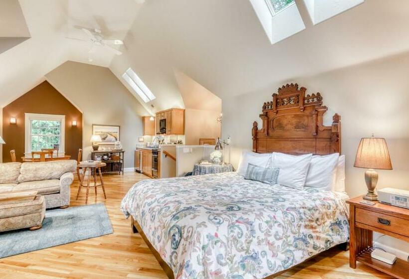 فندق Serene Redwood Retreat