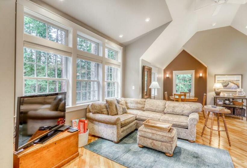 فندق Serene Redwood Retreat