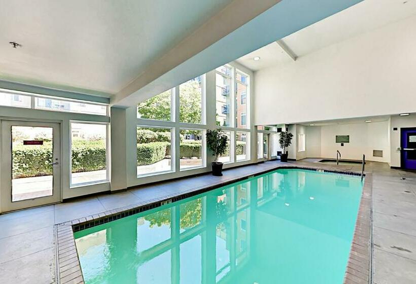 فندق Belltown Condo Unit 733