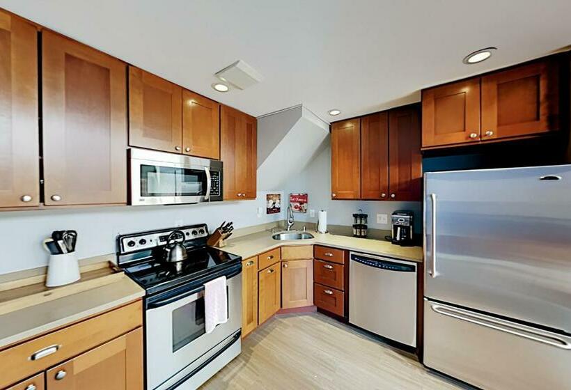 فندق Belltown Condo Unit 733