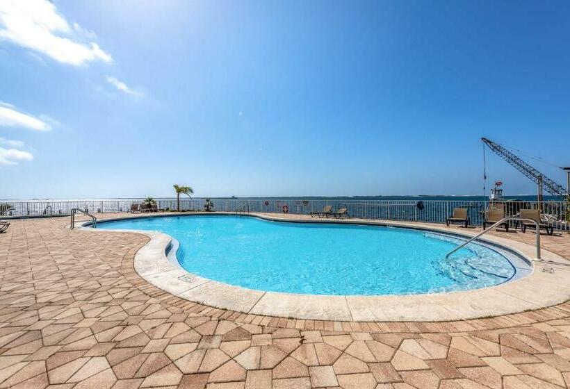 فندق Harbour Pointe 403