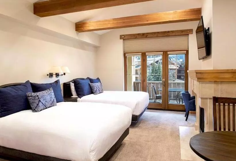 Studio Hotel Room By Redawning