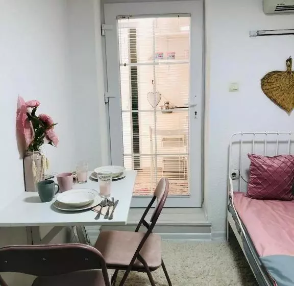 پانسیون Apartman Indira