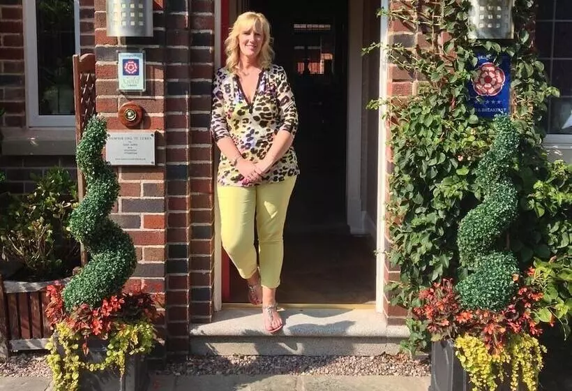 تختخواب و صبحانه Number One St Luke S