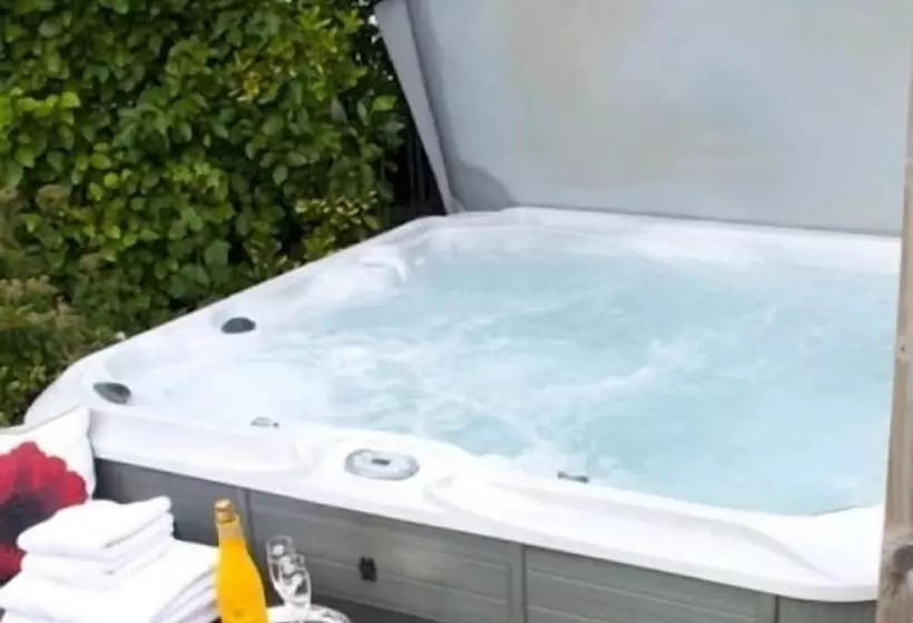 تختخواب و صبحانه Number One St Luke S