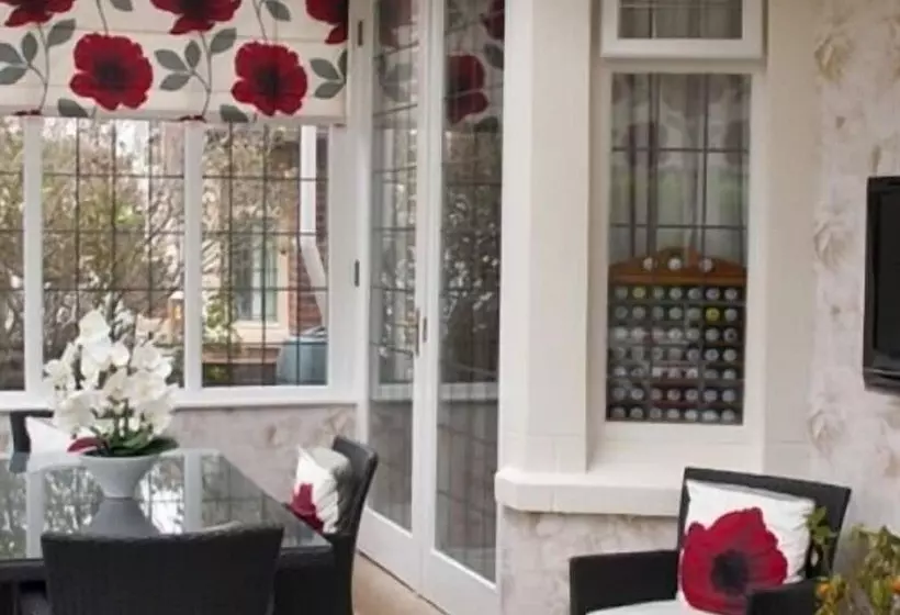 تختخواب و صبحانه Number One St Luke S