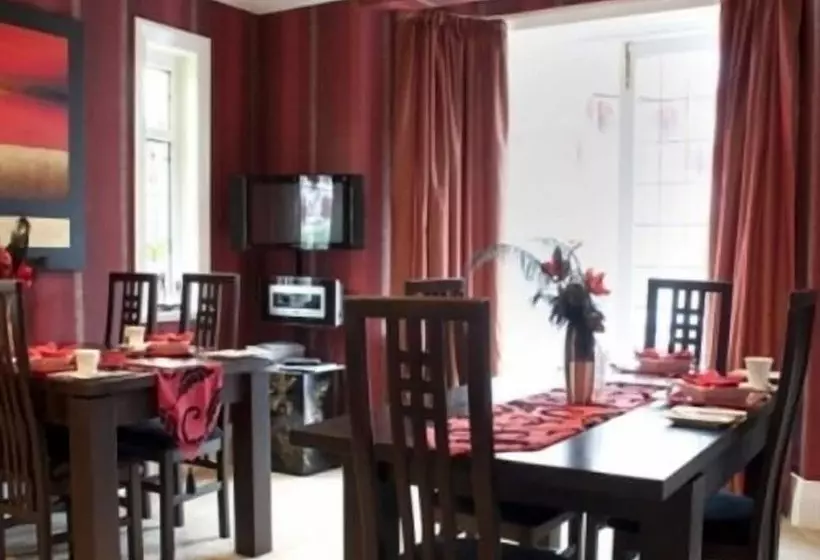 تختخواب و صبحانه Number One St Luke S