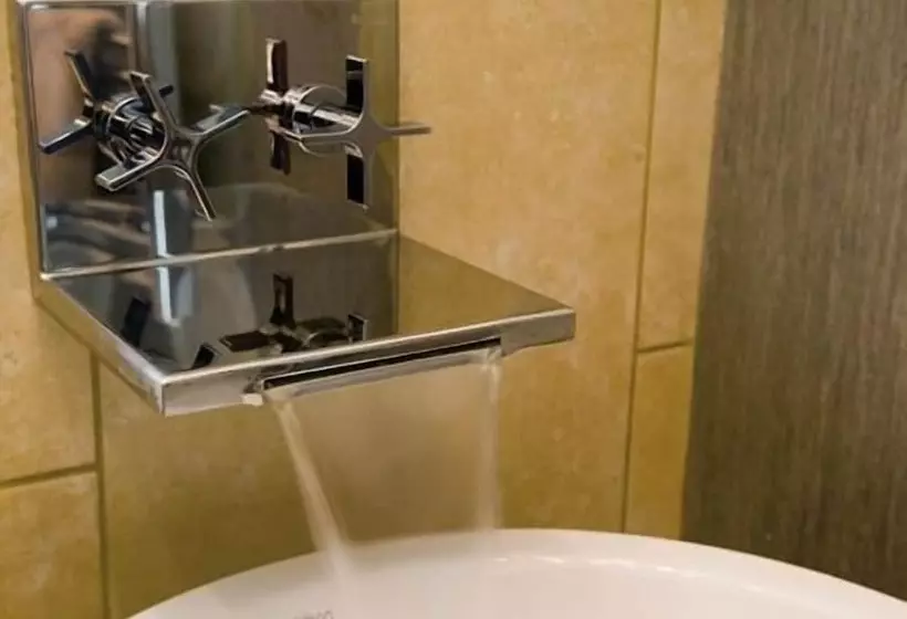 تختخواب و صبحانه Number One St Luke S