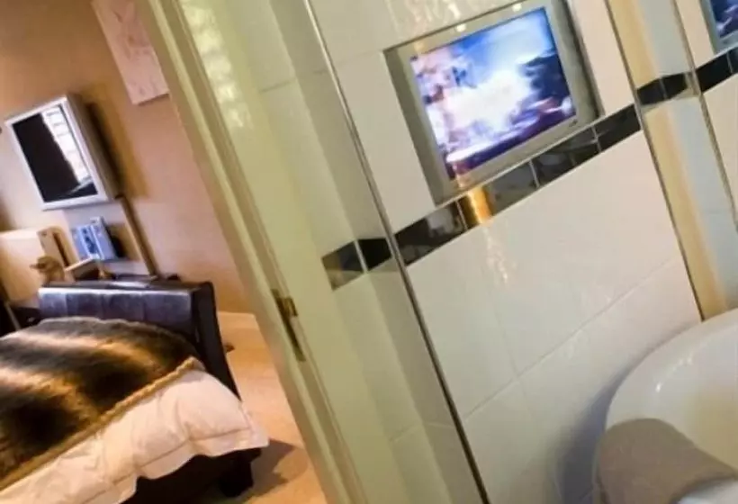 تختخواب و صبحانه Number One St Luke S