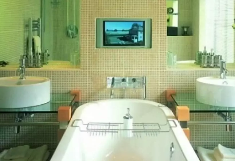 تختخواب و صبحانه Number One St Luke S