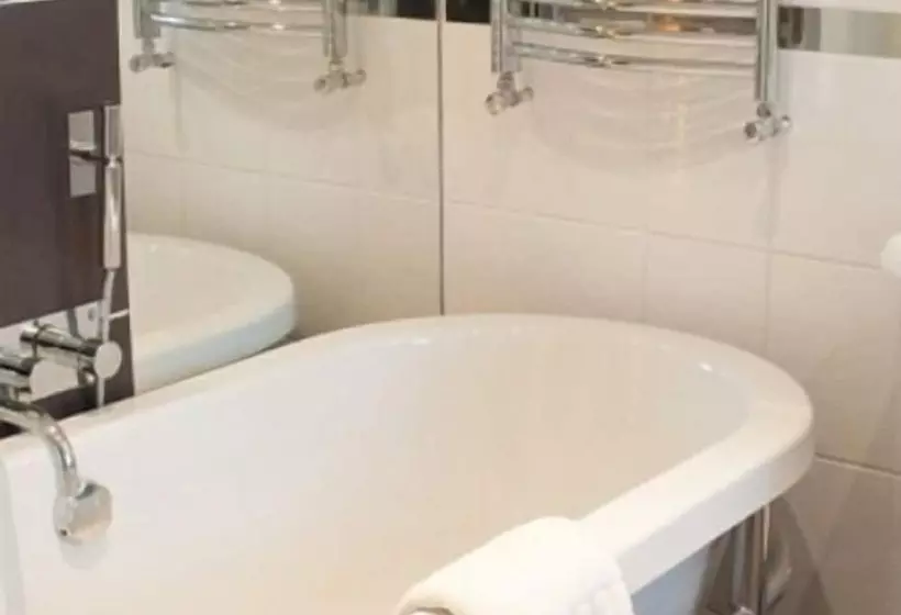 تختخواب و صبحانه Number One St Luke S