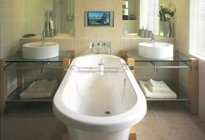 تختخواب و صبحانه Number One St Luke S