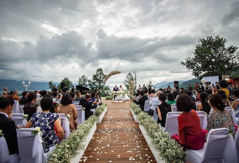 Niagara Hotel Lake Toba & Resorts