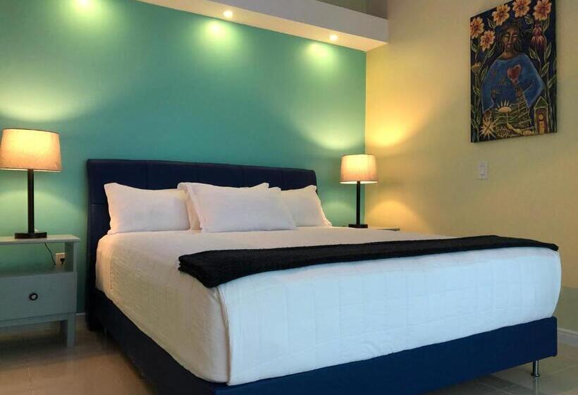 هتل Quints Travelers Inn