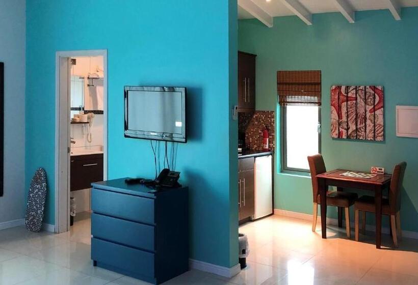 هتل Quints Travelers Inn