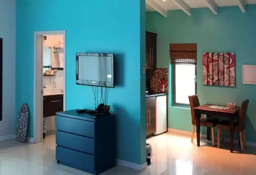 هتل Quints Travelers Inn