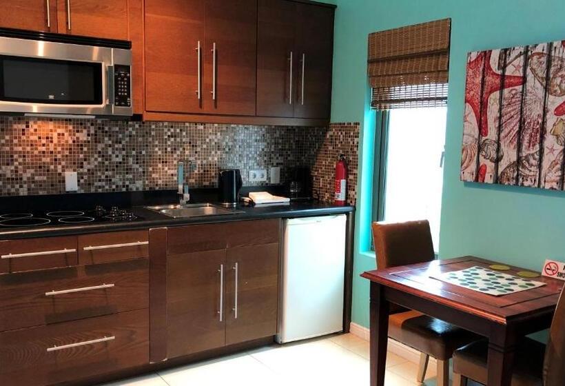 هتل Quints Travelers Inn