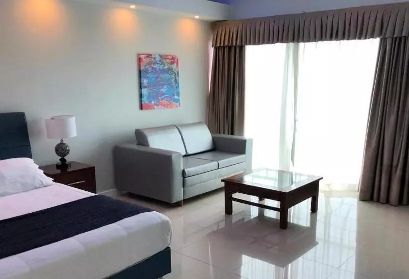 هتل Quints Travelers Inn