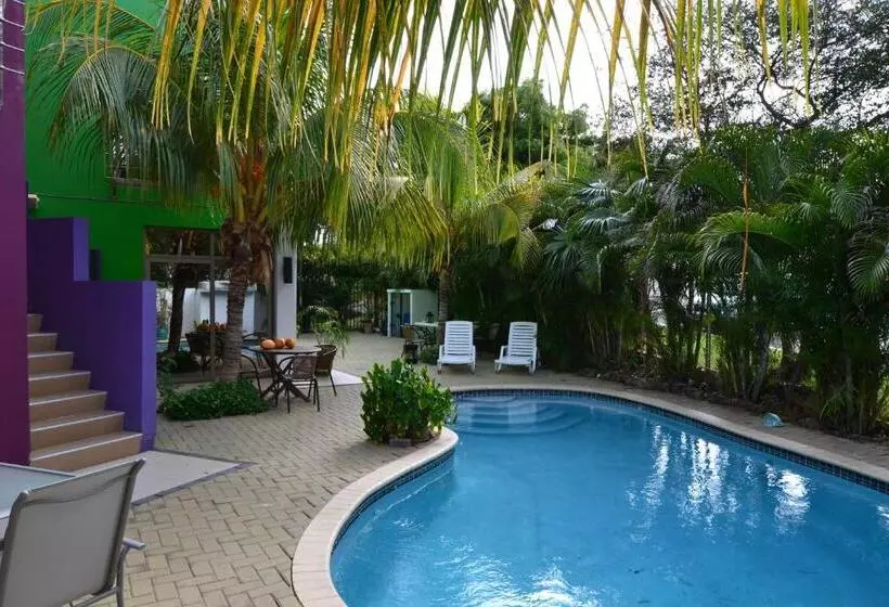 هتل Quints Travelers Inn