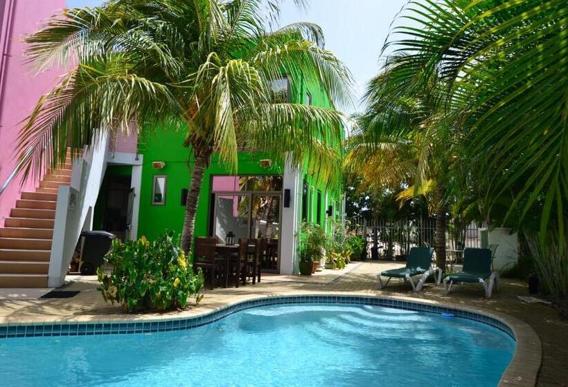 هتل Quints Travelers Inn