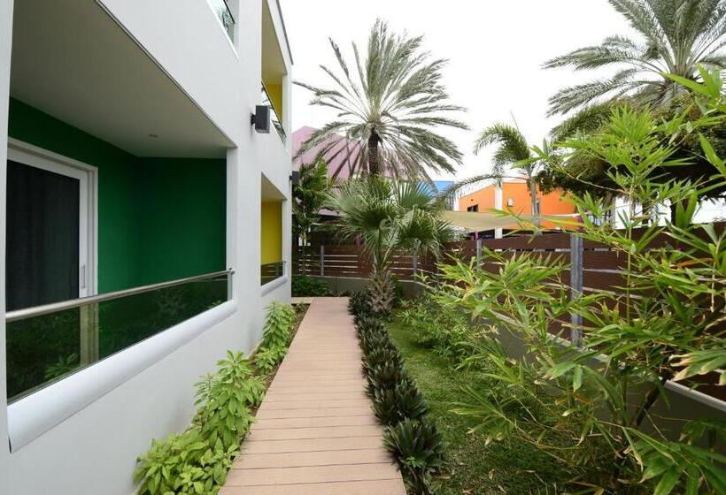 هتل Quints Travelers Inn