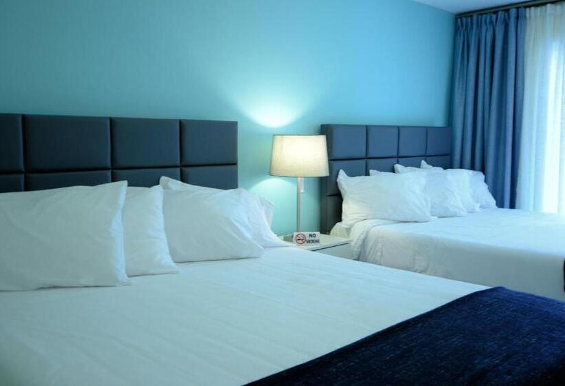 هتل Quints Travelers Inn