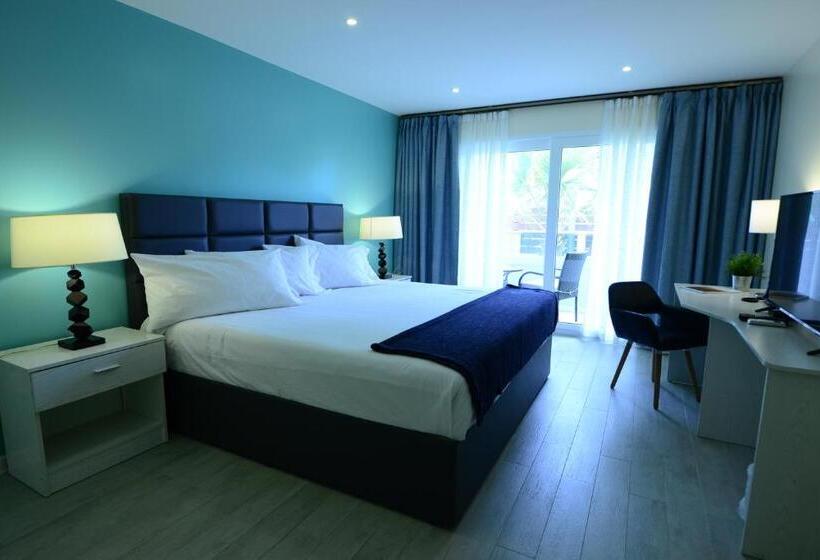 هتل Quints Travelers Inn