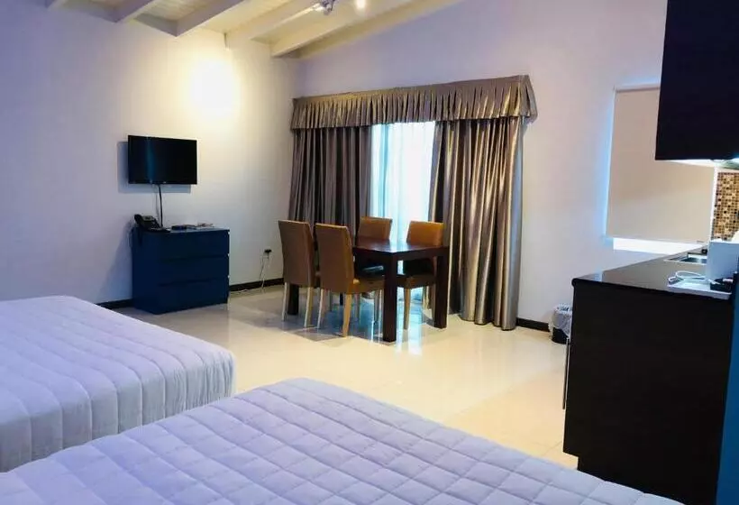 هتل Quints Travelers Inn