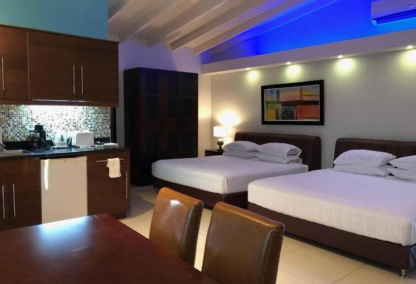 هتل Quints Travelers Inn