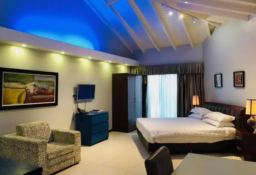 هتل Quints Travelers Inn