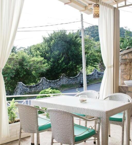 فندق The Beach House