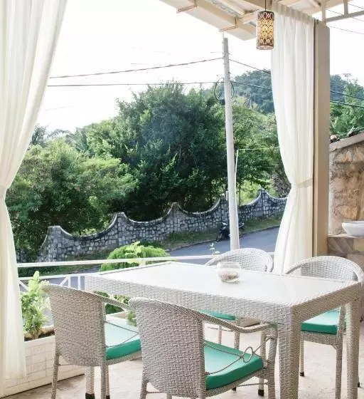 فندق The Beach House