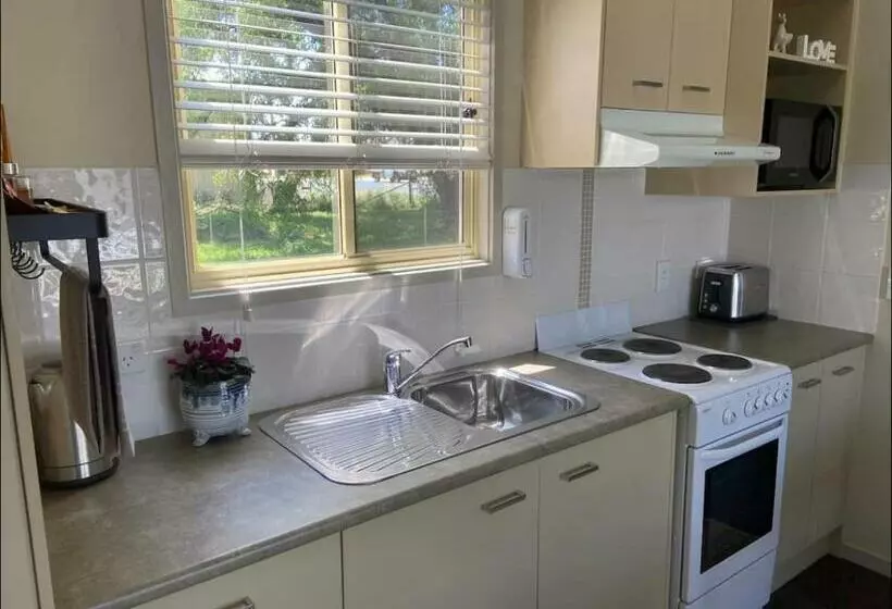 ペンション Alpine Lodge Guyra Guesthouse Short Term Residential Cabin No Steps 1 Block From Shops