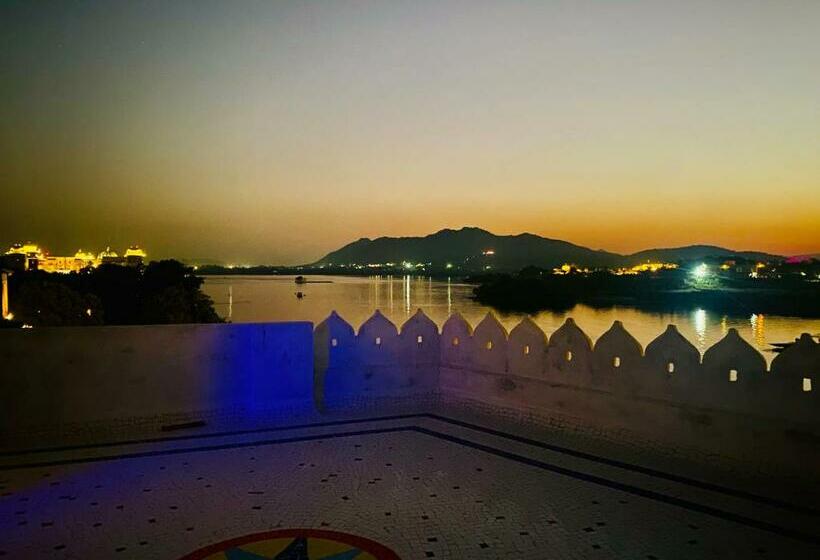 فندق Haveli Balavh With Lake Facing Balcony