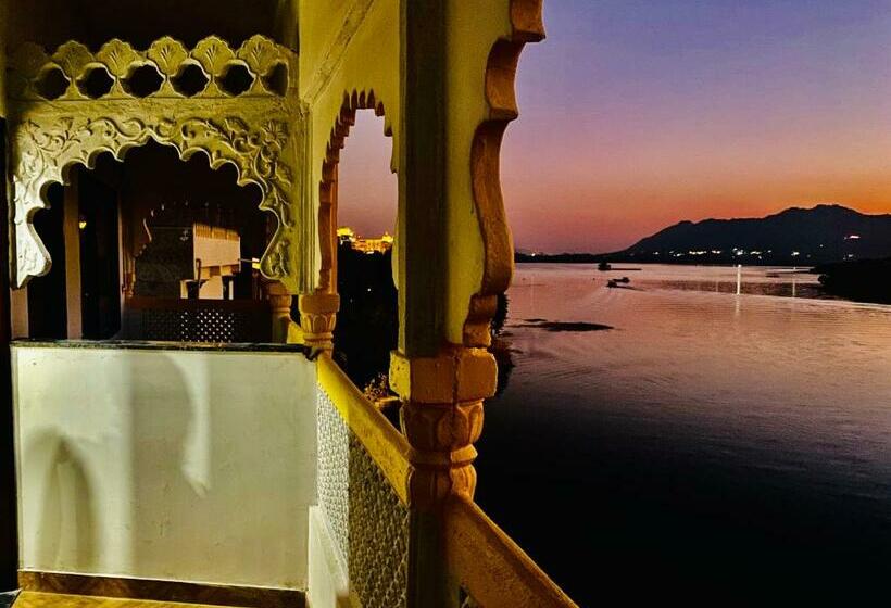 فندق Haveli Balavh With Lake Facing Balcony