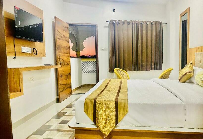 فندق Haveli Balavh With Lake Facing Balcony