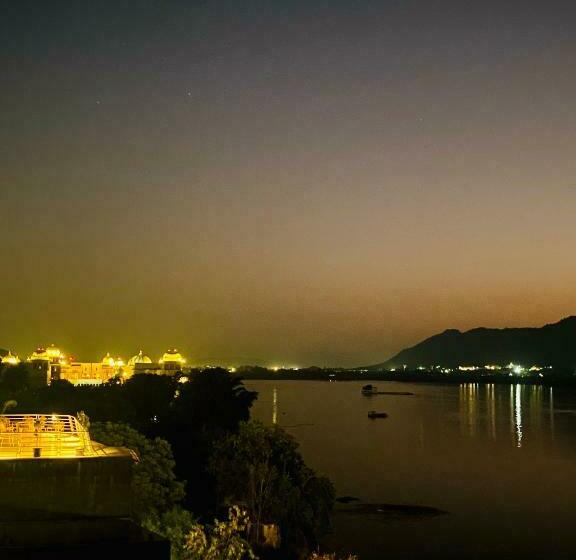فندق Haveli Balavh With Lake Facing Balcony