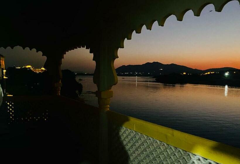 فندق Haveli Balavh With Lake Facing Balcony