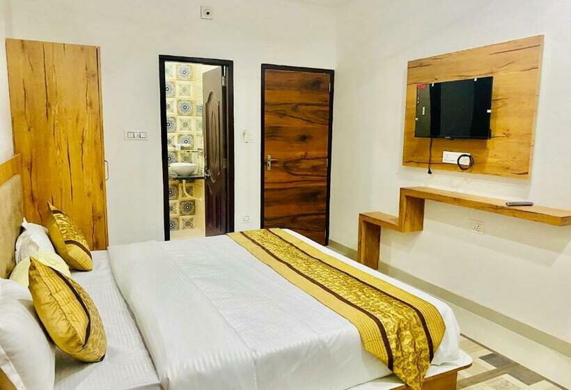 فندق Haveli Balavh With Lake Facing Balcony