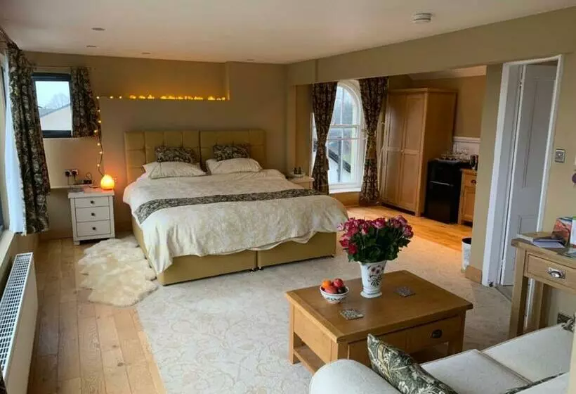 ペンション The Penthouse Bowness Luxury Loft Jacuzzi Bath & Complimentary Lakeview Spa Membership
