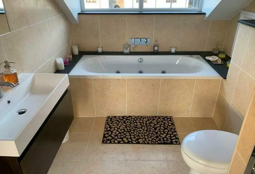 ペンション The Penthouse Bowness Luxury Loft Jacuzzi Bath & Complimentary Lakeview Spa Membership