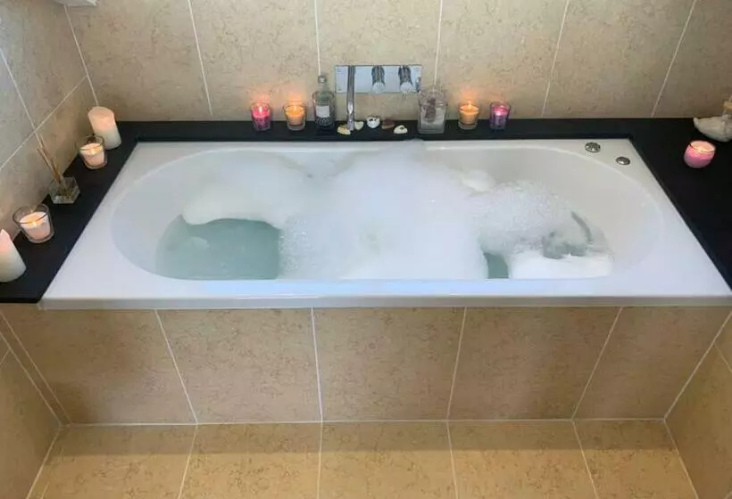 ペンション The Penthouse Bowness Luxury Loft Jacuzzi Bath & Complimentary Lakeview Spa Membership