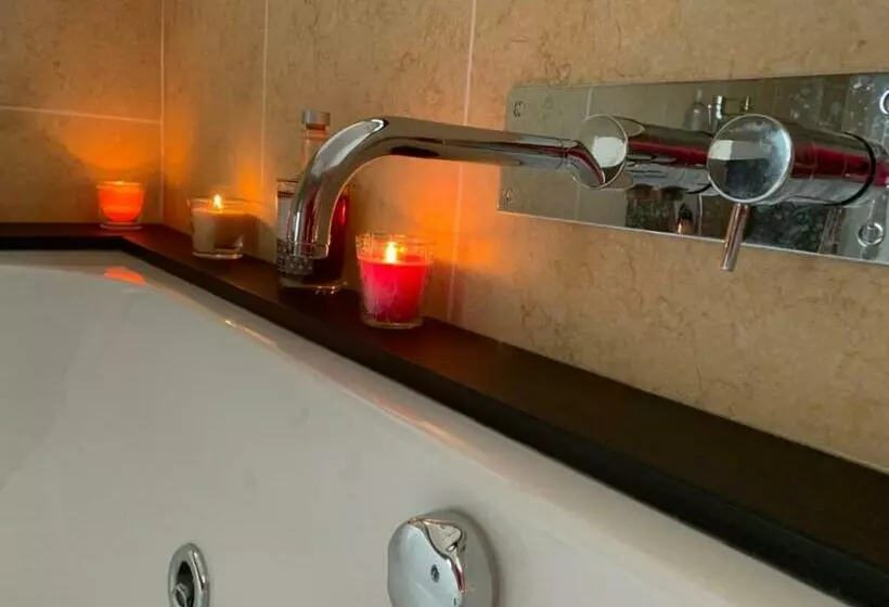 ペンション The Penthouse Bowness Luxury Loft Jacuzzi Bath & Complimentary Lakeview Spa Membership