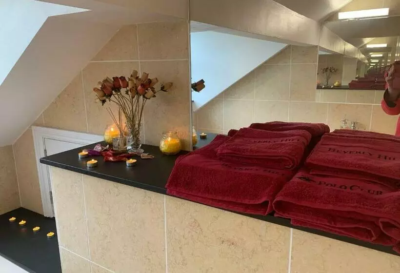 ペンション The Penthouse Bowness Luxury Loft Jacuzzi Bath & Complimentary Lakeview Spa Membership