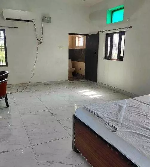 ホテル Oyo 70136 Vrinda Inn