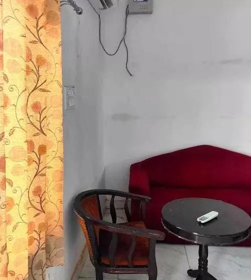 ホテル Oyo 70136 Vrinda Inn